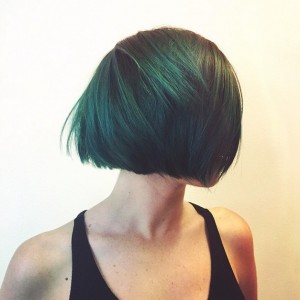 Short-layered-graduated-bob-hairstyle-for-round-face-shapes